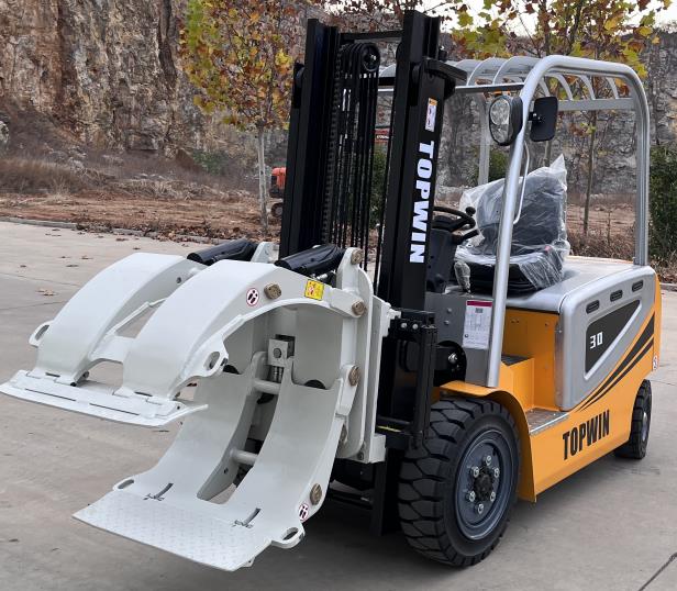 1669446205390465.jpg Forklift With Paper Roll Clamp.jpg