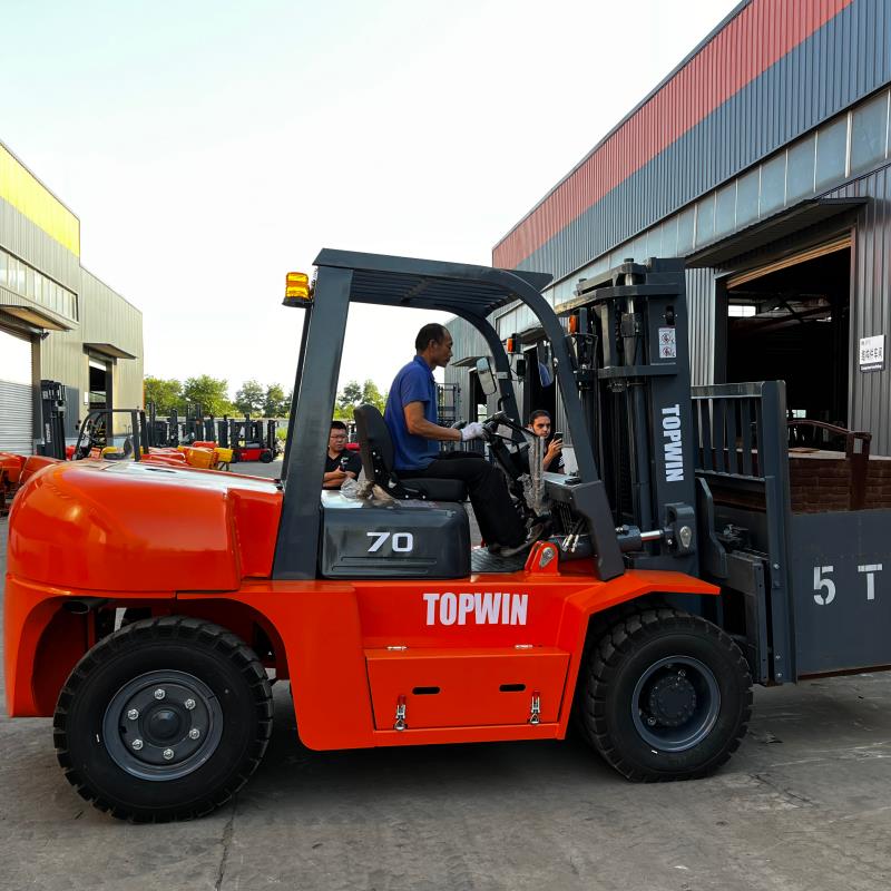 1672903301316061.jpg 7000kg forklift.jpg